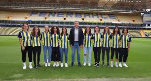 Galatasaray ile fenerbahçe kadın futbol takımlarının tarihte ilk kez karşı karşıya geldiği ve kadına yönelik şiddete karşı farkındalık . Fenerbahce Kadin Futbol Takimi Na 12 Transfer Trt Spor Turkiye Nin Guncel Spor Haber Kaynagi