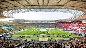 Der bfc dynamo spielt im berliner olympiastadion gegen den 1. Pokalfinale In Berlin Hier Sitzen Die Fans Dfb Deutscher Fussball Bund E V