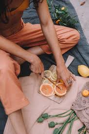 Avec Les Premiers Rayons De Soleil Qui Arrivent On Savoure De Bons Fruits Frais Le Plaisir Photos Celebres Idee Photo Insta Photographie Pour L Inspiration