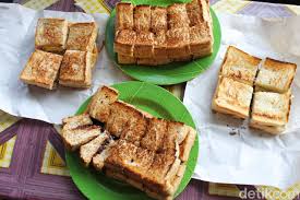 Roti bakar ini terletak di kedai roti bakar bandung ini buka dari jam 3 sore sampai jam 11 malam, tapi itu juga kalau masih. 5 Roti Bakar Legendaris Asli Bandung Jadul Tapi Bikin Kangen