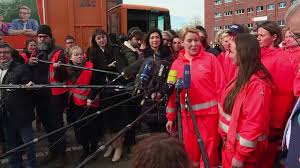 Warum die frau ministerin da bei der müllabfuhr mittut. Ministerin Giffey Packt Bei Der Mullabfuhr An Video Dailymotion