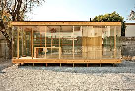 Rumah memiliki dua lantai, penghubungnya berupa tangga kayu. 25 Desain Rumah Kayu Minimalis Hingga Termewah