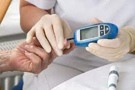 Jadi pengobatan utama untuk diabetes tipe 1 adalah menggunakan terapi insulin untuk membantu tubuh pasien mengontrol kadar gula darahnya. Perbedaan Diabetes Tipe 1 Dan Tipe 2 Yang Harus Anda Tahu