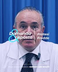 𝐃𝐨𝐦𝐚𝐧𝐝𝐚: " è vero che le protesi inserite nel seno tendono ad essere  fredde al tatto?" 𝐑𝐢𝐬𝐩𝐨𝐬𝐭𝐚: "Assolutamente falso. Qualsiasi  dispositivo medico impiantato nel corpo umano, incluse le protesi mammarie,  assume inevitabilmente