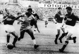 Some say that garrincha was better than pele. O Futebol Cientifico Nao Assusta Mane Garrincha 1950 1958 Estadao