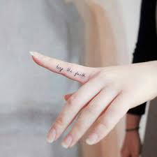 Tattoo cành lá và tattoo lông vũ cùng xăm một bên cánh tay tinh tế sắc nét. Y TÆ°á»Ÿng XÄƒm Chá»¯ Tren Ngon Tay La Ä'á»— Nhan Tattoo Studio Facebook