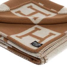 Its downy softness and luxurious silkiness are completely original, and the wool of the shawl has not been dyed. Hermes Ecru Camel Merino Wool Avalon Throw Blanket Hermes Tlc
