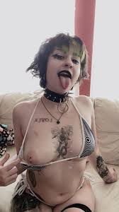 Need A Little Emo Girl To Brighten Up Your Day? Send Nude Selfie