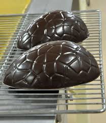 Comment Faire Un Oeuf En Chocolat Paques En 2020 Oeufs De Paques Chocolat Chocolat De Paques Maison Chocolat Paques