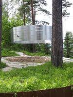 Både kommunen og innbyggerne var imot det opprinnelige forslaget fra regjeringen om å plassere minnesmerket på sørbråten på selve utøya. Minnesmerker Etter 22 Juli Terroren Lokalhistoriewiki No