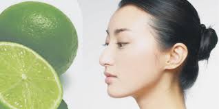 Cara memutihkan kulit secara alami selanjutnya adalah dengan madu. 11 Cara Alami Memutihkan Wajah Paling Efektif Anda Wajib Coba