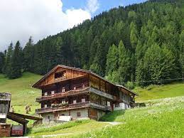 Innervillgraten ist eine gemeinde mit 912 einwohnern (stand 1. Via Kalkstein To The Alfenalm Val Pusteria Pustertal
