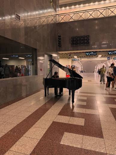 🎹 Πιάνο διαθέσιμο για τους επιβάτες, μέσα στο μετρό του Συντάγματος 🎹  @l_accompagnatrice 🎞️ NEWS 24/7 @jennydemirai #πιανο #μετρο