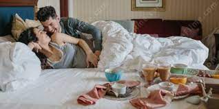 Lächelnde frau läuft ins bett und hält decke in der hand. Die Besten Filme Fruhstuck Im Bett Suchefilme