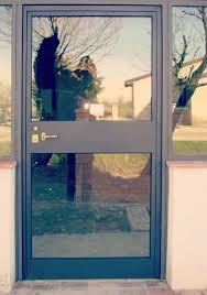 Sei interessato al servizio di serramenti blindati per vetrine? Serramenti In Ferro E Tettoie A Reggio Emilia Fabbro Rinaldi Dal 1979