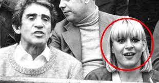 Spesso le capita di restare delusa, ma non si arrende mai, diventando così l'eroina di tutte le donne della sua età che sono single per l'uno o l'altro motivo. Sapete Chi E Ora E Una Delle Donne Piu Discusse Della Televisione Italiana Vi Sfidiamo A