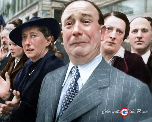 Colorisation - Marseille le 15 septembre 1940, Jérôme Barzotti. " L'homme  qui pleure " "The Weeping Frenchman "... devant le défilé sur la Canebière  quand les drapeaux des régiments dissous selon les