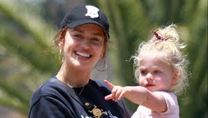 Daughter lea de seine shayk cooper was born at 7:49 a.m. Irina Shayk Looks Chic While Enjoying Mommy Daughter Time With Lea