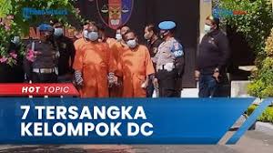 Maybe you would like to learn more about one of these? Kain Poleng Kain Khas Bali Yang Disakralkan Dan Biasa Dikenakan Oleh Umat Hindu Tribun Video