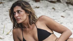 Oltre le avventure e disavventure dei naufraghi, questa edizione del reality continua a stupire con gli outfit sfoggiati in studio dalla. Isola Dei Famosi Elisa Isoardi In A Bikini Top And Swimwear But It Breaks The Rules