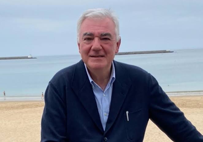 Carlos Mayor Oreja: «Convertir una lengua en un elemento de agresión hacia el otro es un disparate»