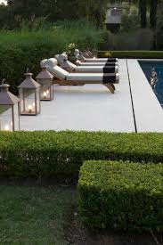 Smooth Palest Limestone Terrace With Elegant Loungers And Lanterns Poolside Piscine Et Jardin Piscine Amenagement Paysager Jardin Exterieur