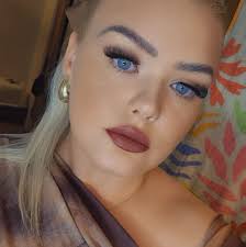 Does anyone know of a way we can get a tour (something like a pedicab) of  some great spots in the city and get someone to take photos of us that isn't