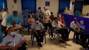 Se pueden sacar turnos por teléfono y en el portal de. Empieza Vacunacion De Adultos Mayores De 80 Anos En El Salvador