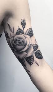 Realistische Bicep Arm Tattoo Ideen Fur Frauen In Schwarz Und Weiss Www Mybodiart Frauen Tattoo White Rose Tattoos Rose Tattoos Realistic Rose Tattoo