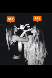 Mujer Tan Bella Y Yo Con Una Botella Friend Photoshoot Friends Photography Best Friend Goals