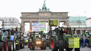 Heute eher seltener zu finden ist das pfingstfeuer, das dem brauch des weiter verbreiteten osterfeuers ähnelt. Protest Gegen Agrarpolitik Treckerstau In Berlin Tagesschau De