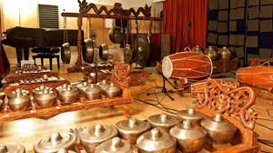 Bonang merupakan alat musik pendukung gamelan yang penting. Gamelan Jawa Alat Musik Tradisional Nusantara