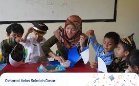 Pada ujian akhir nasional 2005 ada ribuan siswa yang tidak lulus dan terpaksa mengikuti ujian ulang. 25 Dekorasi Kelas Sekolah Dasar Sekolah Prestasi Global