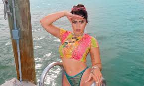 She pares down the guest list, opting for feature production by puerto rican hitmaker tainy and a smattering of artists. Kali Uchis Sin Miedo Del Amor Y Otros Demonios Fleek Mag