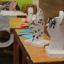 Cette baguette servira de poignée pour la boite à outils. Atelier De Creation De Jouets En Bois Et Automates La Venerie