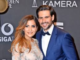 Sie laufen gemeinsam eine straße entlang, auf einem bild hilft beck seiner frau, die schleppe des. Chryssanthi Kavazi Und Tom Beck Kriegen Ein Baby