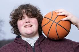 Tînăr gigant: cel mai înalt adolescent din lume bate două recorduri