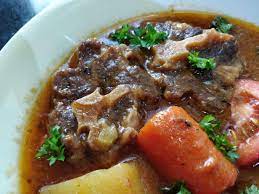 Panaskan minyak dan tumis bahan kisar bawang putih/merah/halia dan serbuk jintan (bahan kisar halus tadi). Stew Daging Lembu Beef Stew