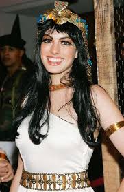 Anne Hathaway Style Egypte Antique Costumes D Halloween De Celebrites Deguisement Halloween Fait Maison Maquillage De Cleopatre