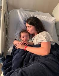 Calzolari lutava contra a doença desde 2019, passou por nove cirurgias e enfrentou uma meningite durante o tratamento. Mabel Calzolari Fala Sobre Descoberta De Doenca Grave Apos O Parto Do Filho Quem Entrevista