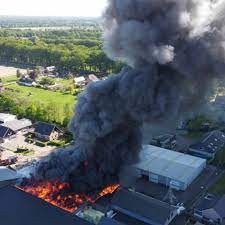 Ook de kamper brandweer is opgeroepen om de brand te blussen. Grote Brand In Oldebroek By De Stentor