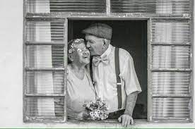 سألت احد كبار السن كيف كنتم تعيشون بلا تكنولوجيا انترنت هواتف ذكية الكترونيات اجابني كما تعيشون الان بلا حب ووفاء couples in love old couples black and white