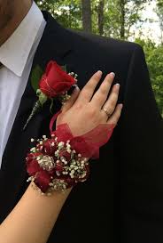 Gelin Bilekligi Ve Damat Yaka Cicegi Modelleri Mimuu Com Dugun Fikirleri Hayalimdeki Dugun Nedimeler
