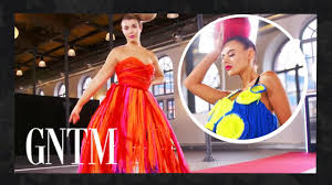Staffel von germany's next topmodel läuft ab februar bei prosieben. Feschtv Modern Art Die Models Laufen Als Kunstwerke Uber Den Catwalk Gntm 2021 Prosieben