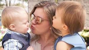 Kelly clarkson hadapi masa kehamilan yang menyakitkan. Kata Kelly Clarkson Soal Disiplinkan Anak Dengan Memukul Pantatnya