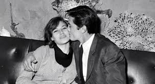 Les internautes peuvent en effet y découvrir un cliché en noir et blanc de nathalie delon tenant les bras de son fils qui l'enlace tendrement. S5scgtm Tj1tjm