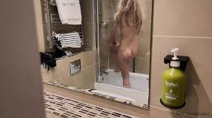 Мачеха показывает сына- искусству любви в отеле