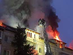 Centrul timișoarei a fost scena unei desfășurări fără precedent în noaptea de vineri spre sâmbătă. Incendiu De ProporÈii La TimiÈoara FlÄcÄrile Au Cuprins Mansarda Unui Bloc Update 6 Cand Se StabileÈte Cauza Foto Èi Video