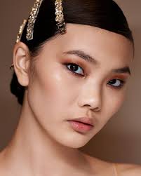 The smoky mocha of Eye Color Quad in 01 Golden Mink pulls focus