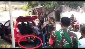 Buaya adalah reptil bertubuh besar yang hidup di air. Pa1l4zbd0dcrvm